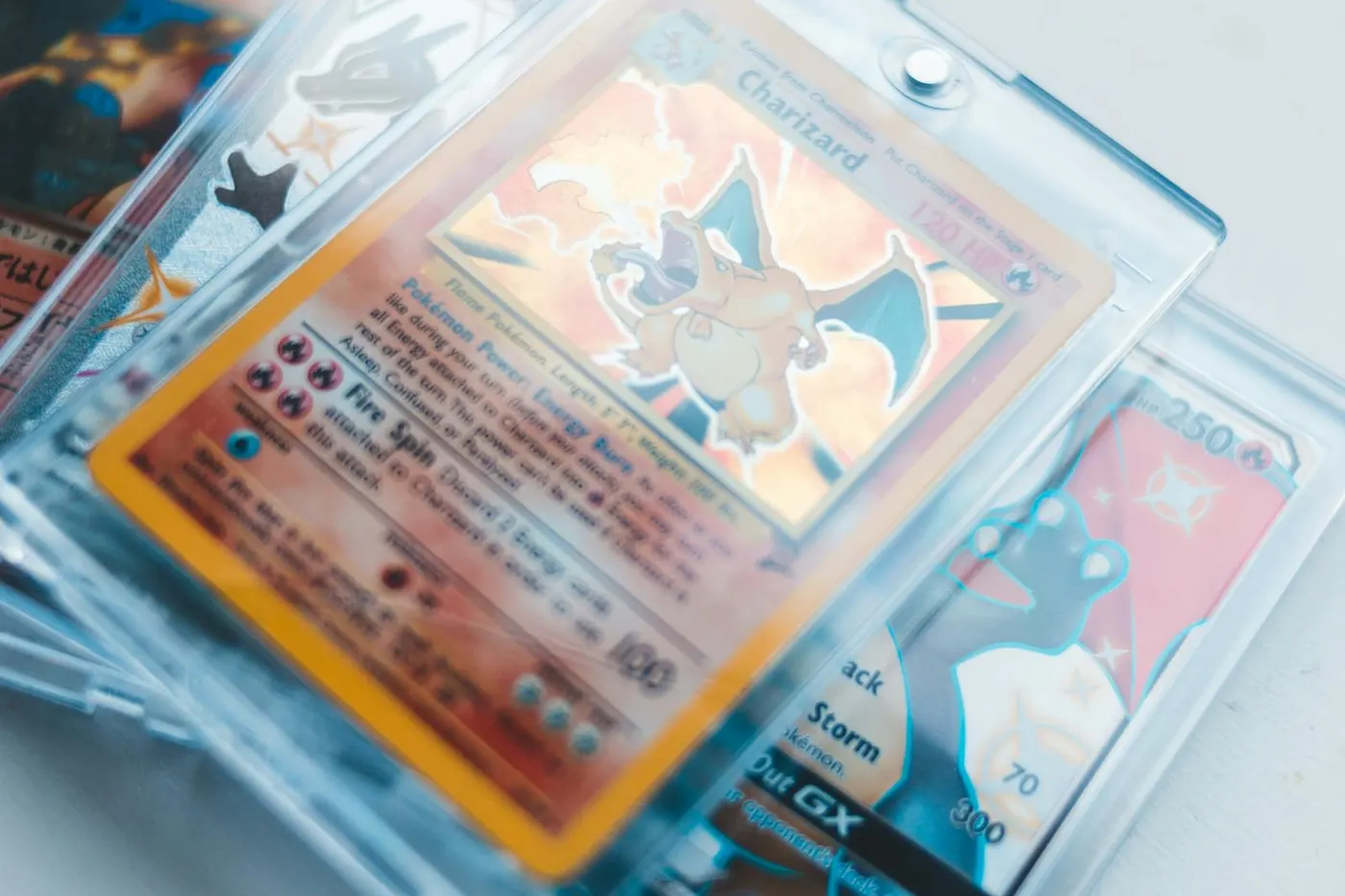 Cartes Pokémon édition française sur un bureau en bois, ambiance nostalgique et patrimoniale.