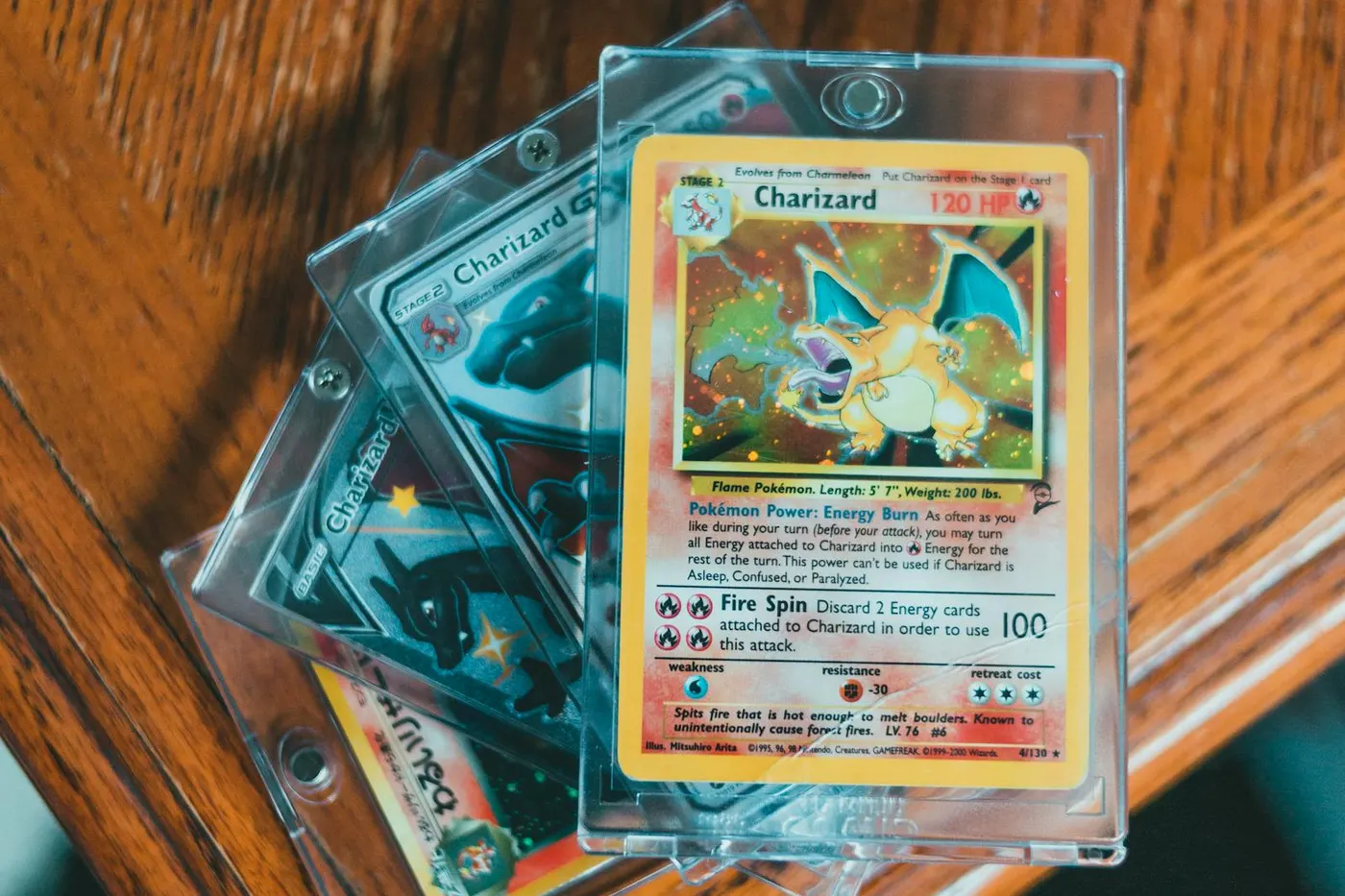 Dracaufeu Set de Base édition anglaise sur une table en bois — la carte Pokémon vintage dont la cote définit tout le marché.