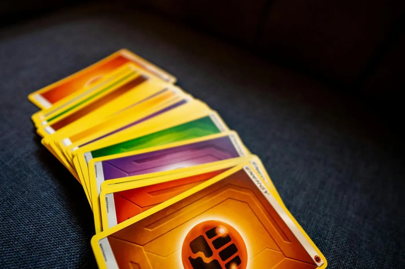 Stack de cartes Pokémon — le marché français est segmenté entre de nombreux canaux, chacun avec ses règles.